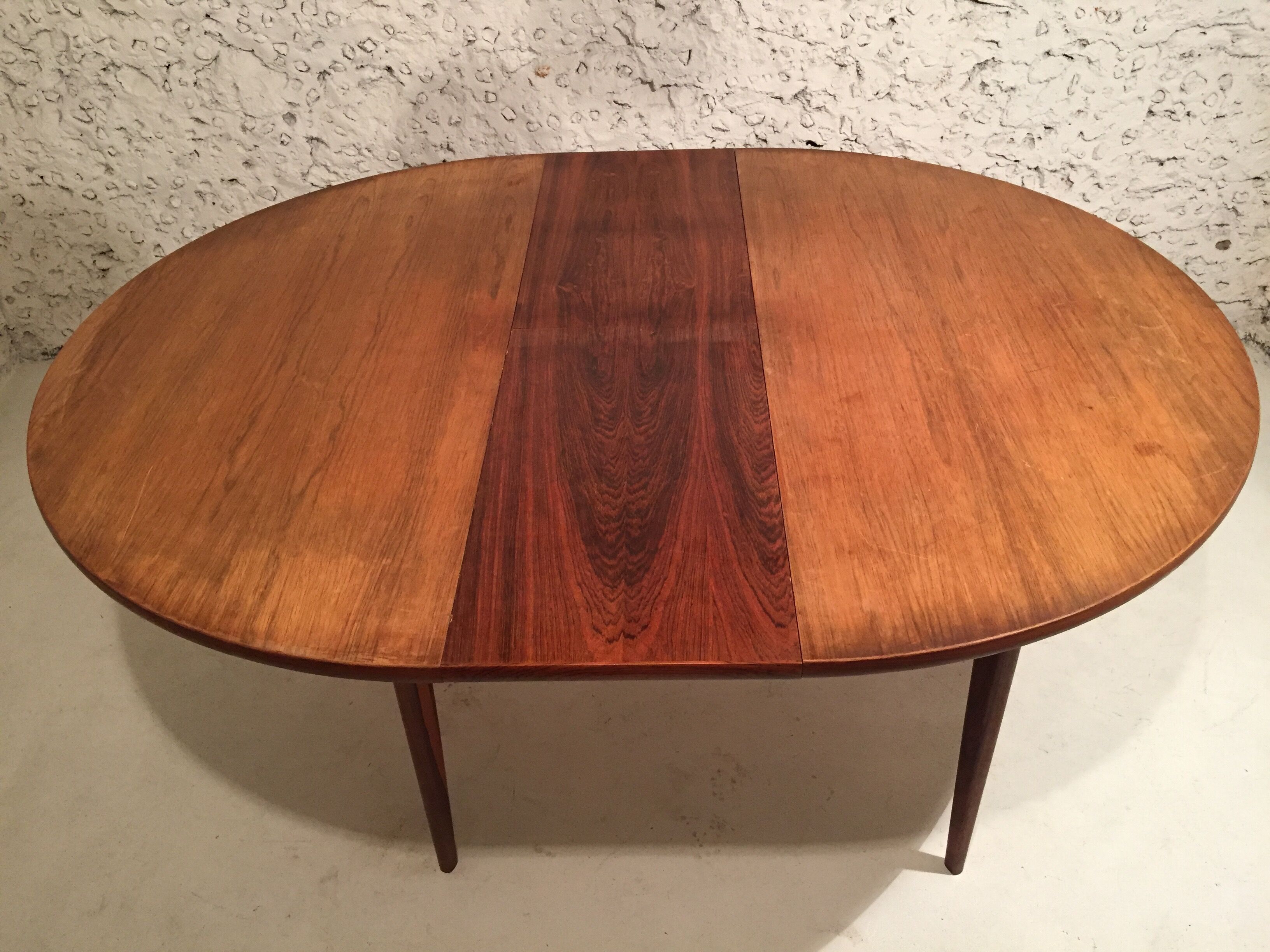Scandinavian round table in rosewood veneer