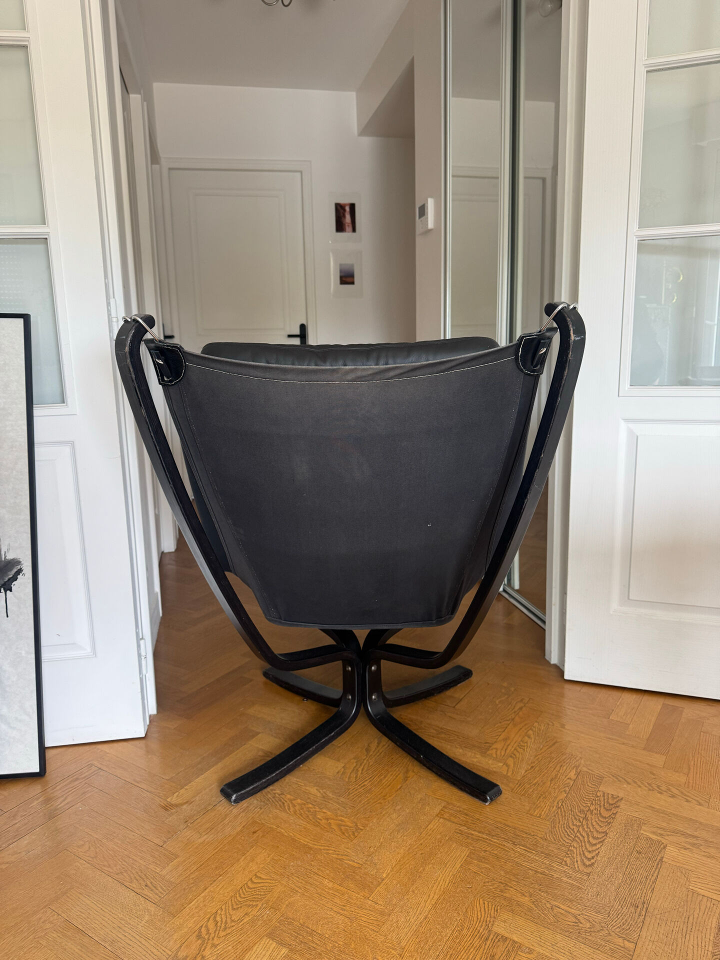 Fauteuil lounge falcon par Sigurd Russell cuir noir