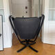 Fauteuil lounge falcon par Sigurd Russell cuir noir