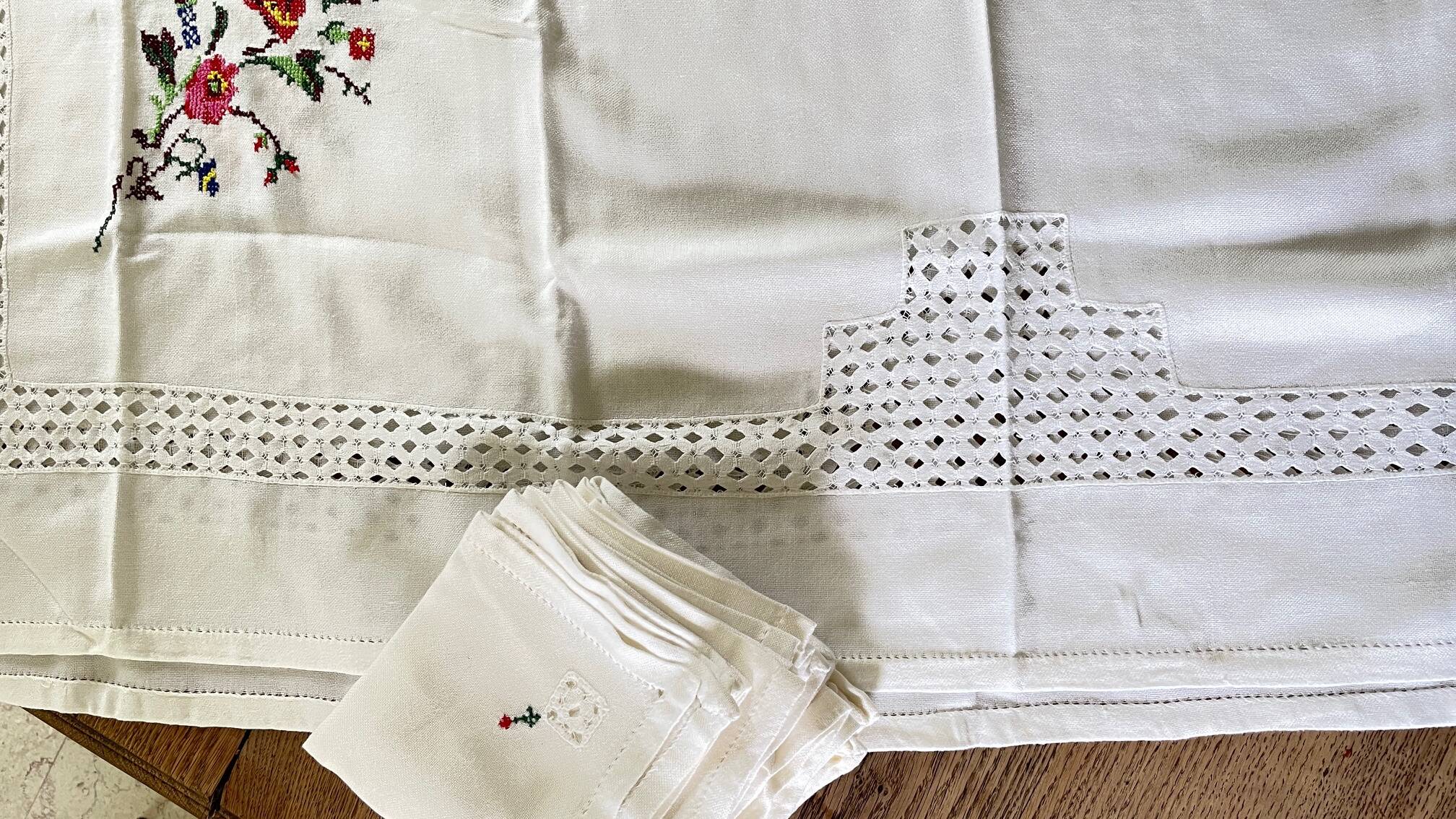 Embroidered tablecloth + 12 vintage napkins