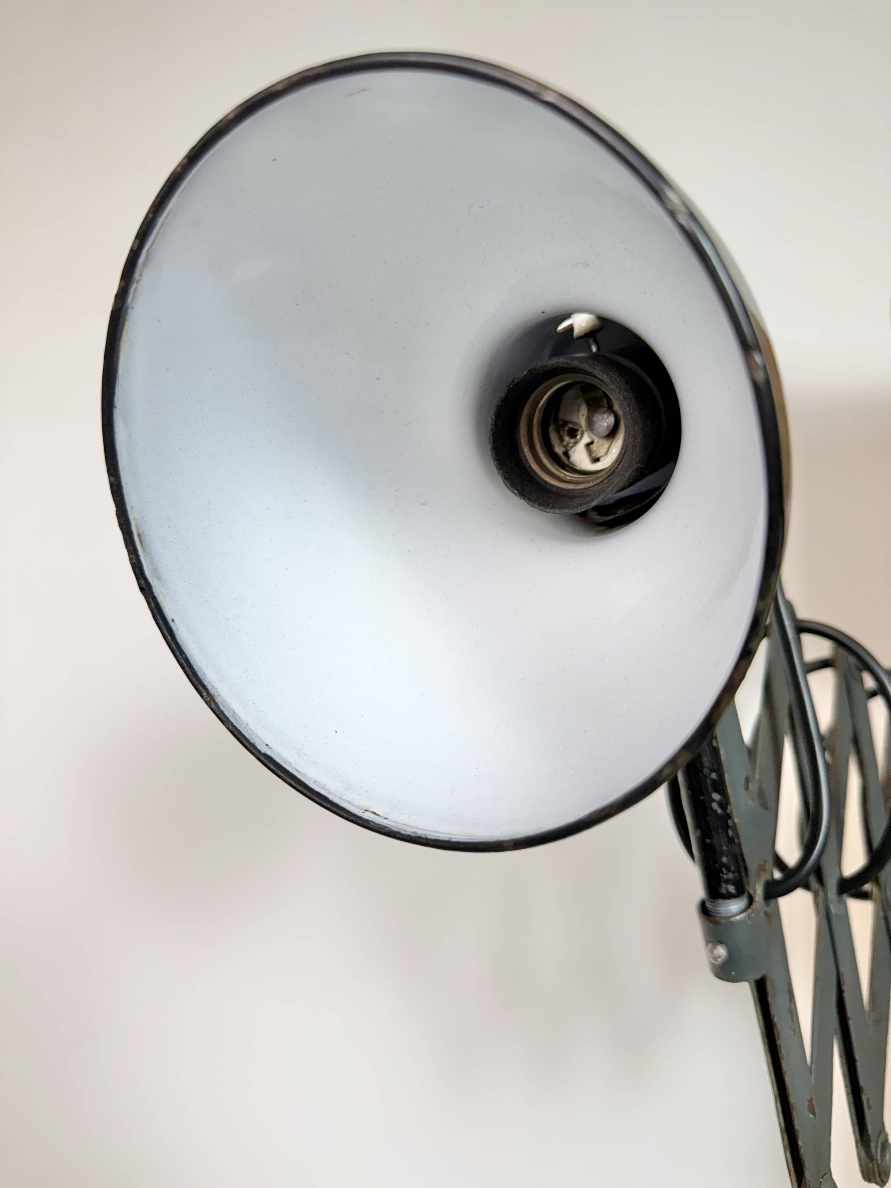 Lampe murale à ciseaux en émail noir industriel, années 1950