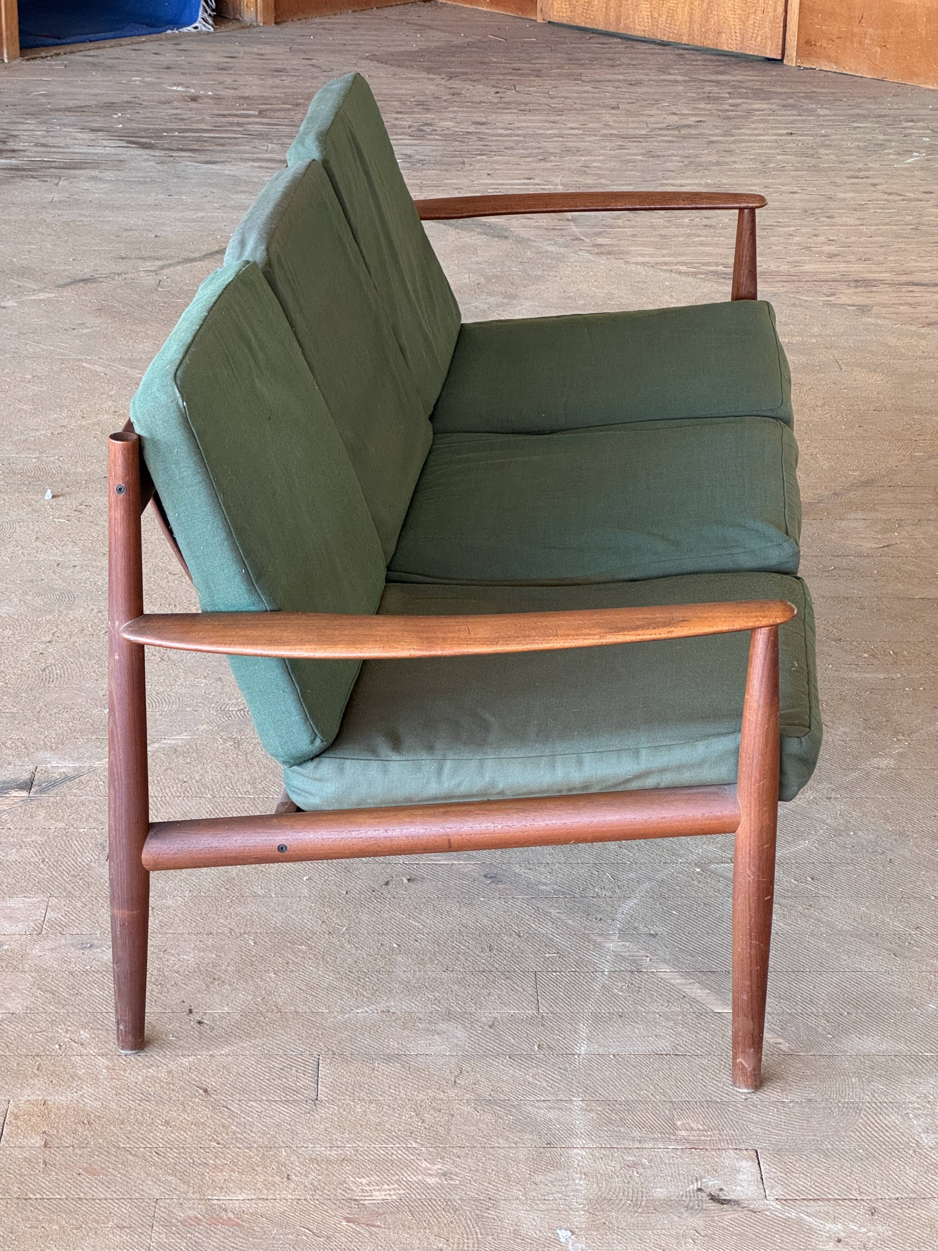 Canapé scandinave par Grete Jalk pour France & Son circa 1960
