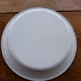 Plat en fer émaillé blanc avec un liseré bleu
