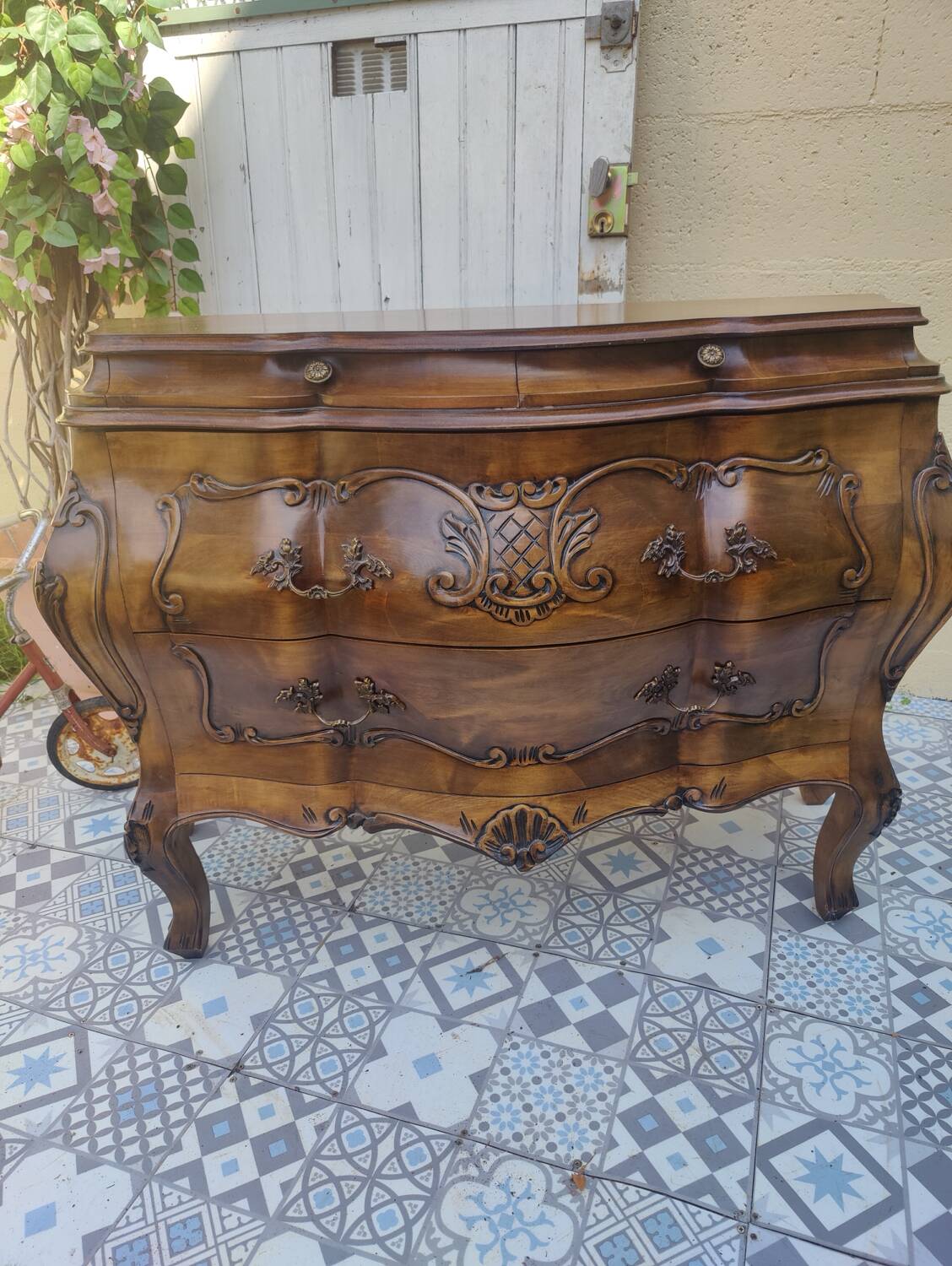 Tomb-shaped chest of drawers in perfect condition