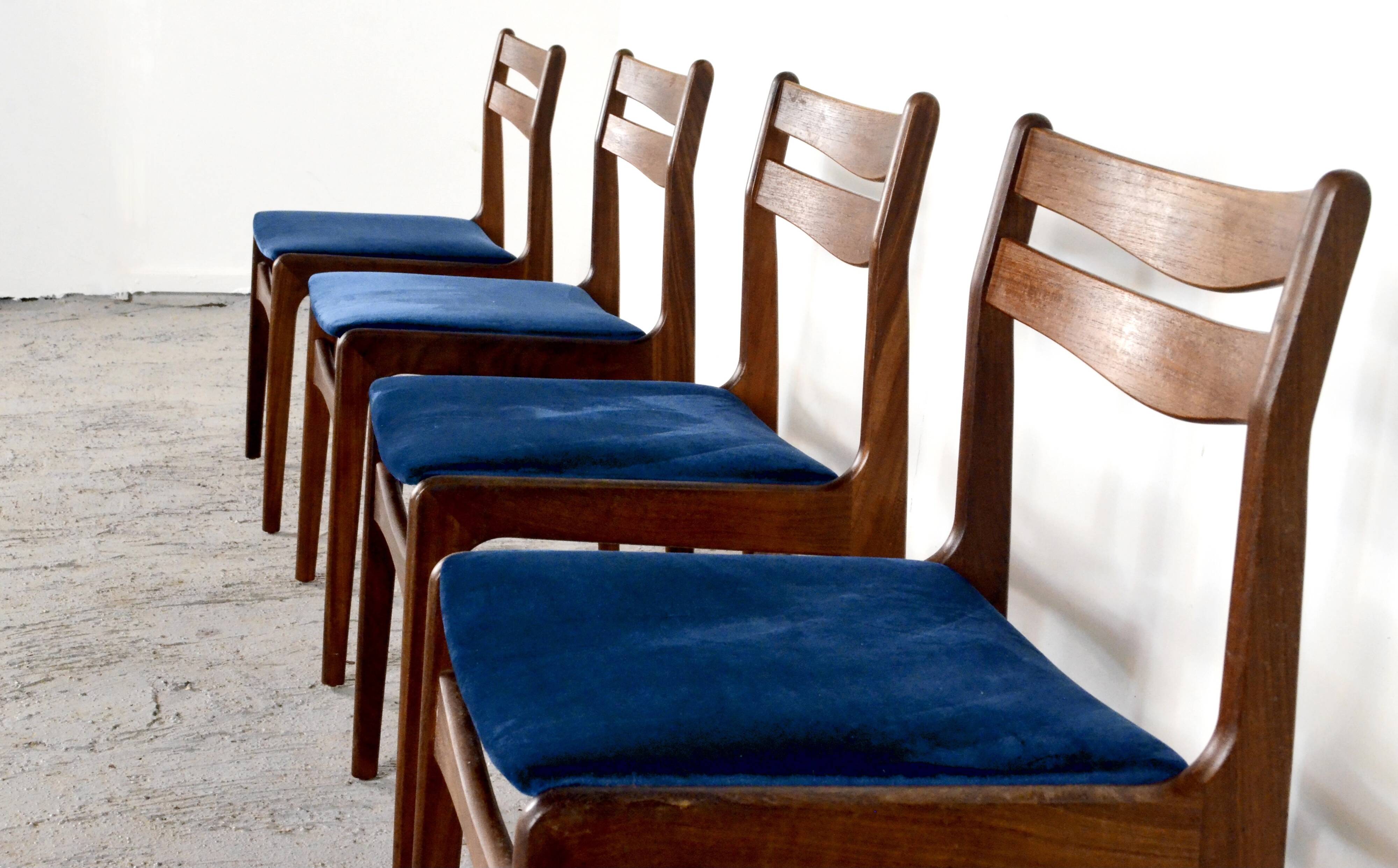 4 chaises en teck et velours bleu marine, milieu XXème