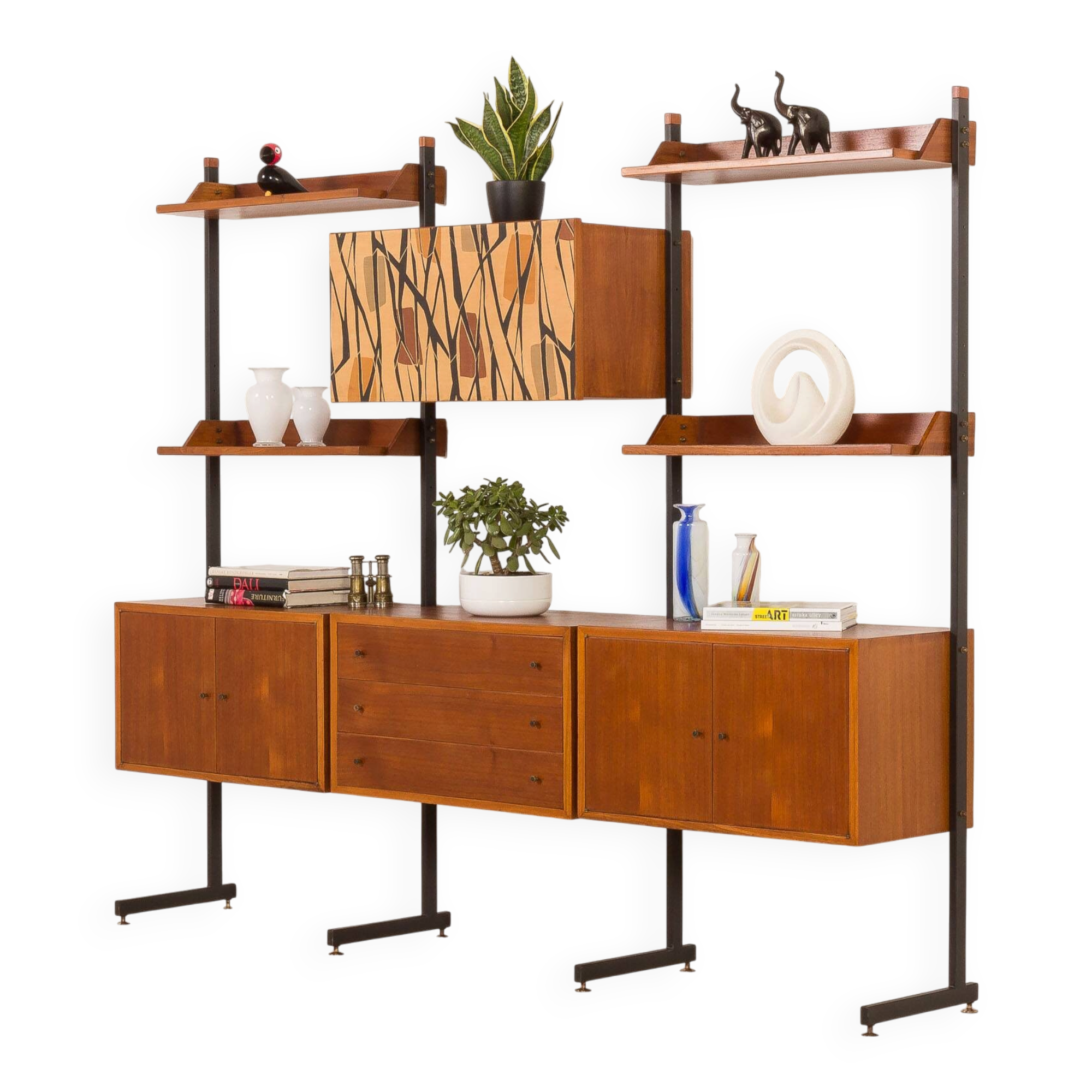 Un meuble mural autoportant italien en teck, des années 1950.