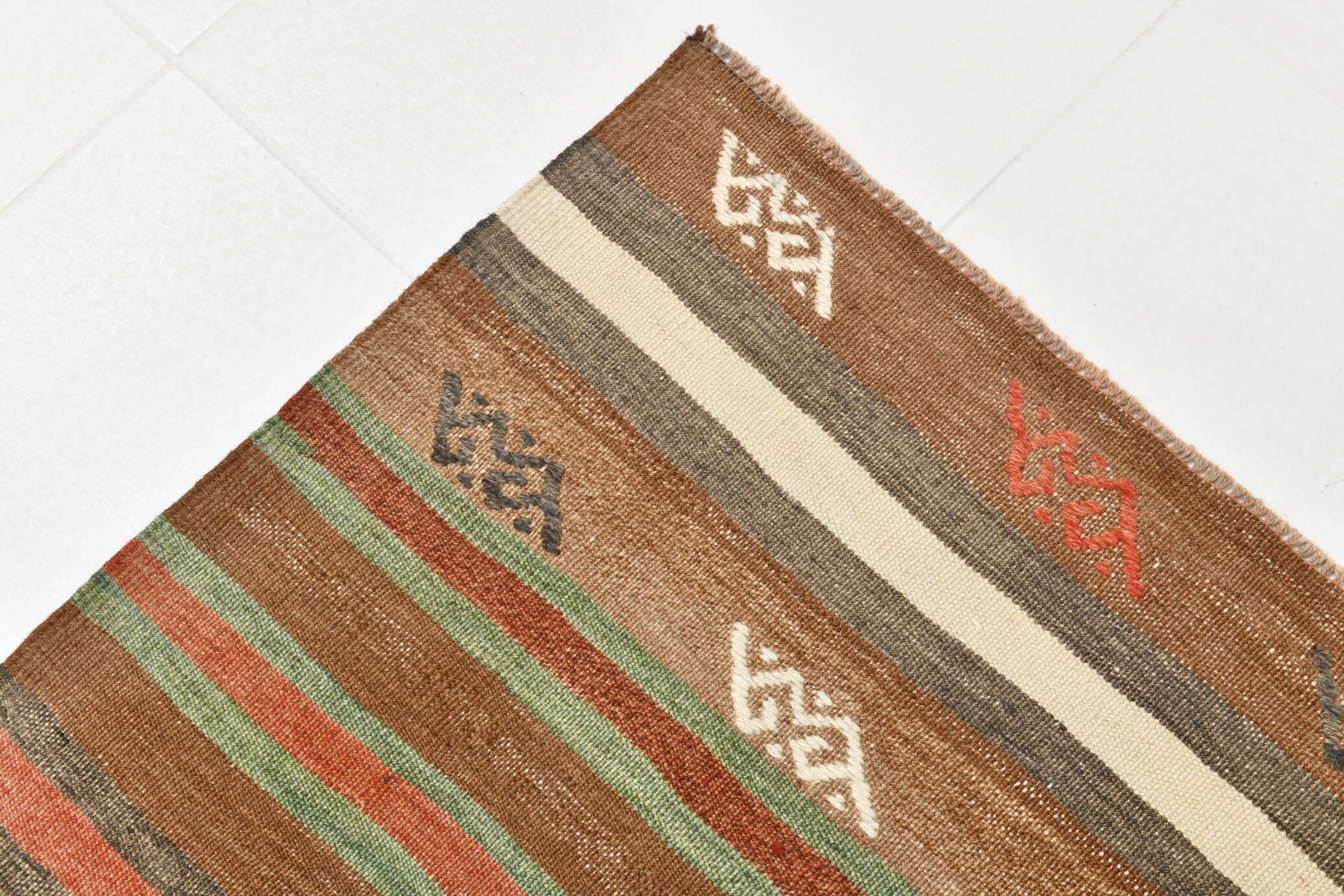 Tapis Kilim Vintage – Rayures Naturelles aux Tons Terreux, 136x195 Cm