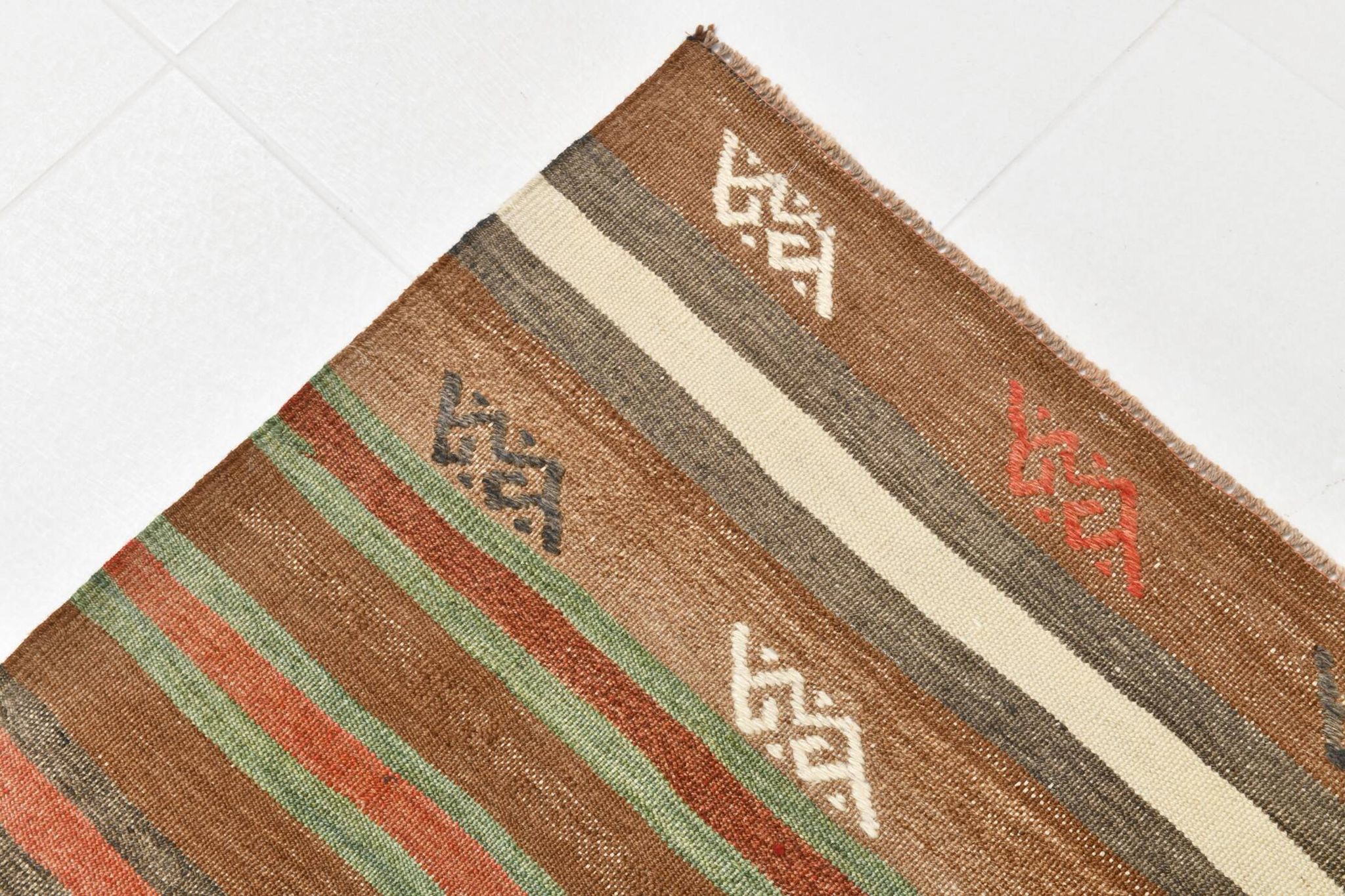 Tapis Kilim Vintage – Rayures Naturelles aux Tons Terreux, 136x195 Cm
