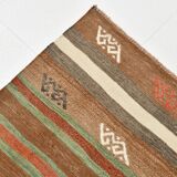 Tapis Kilim Vintage – Rayures Naturelles aux Tons Terreux, 136x195 Cm