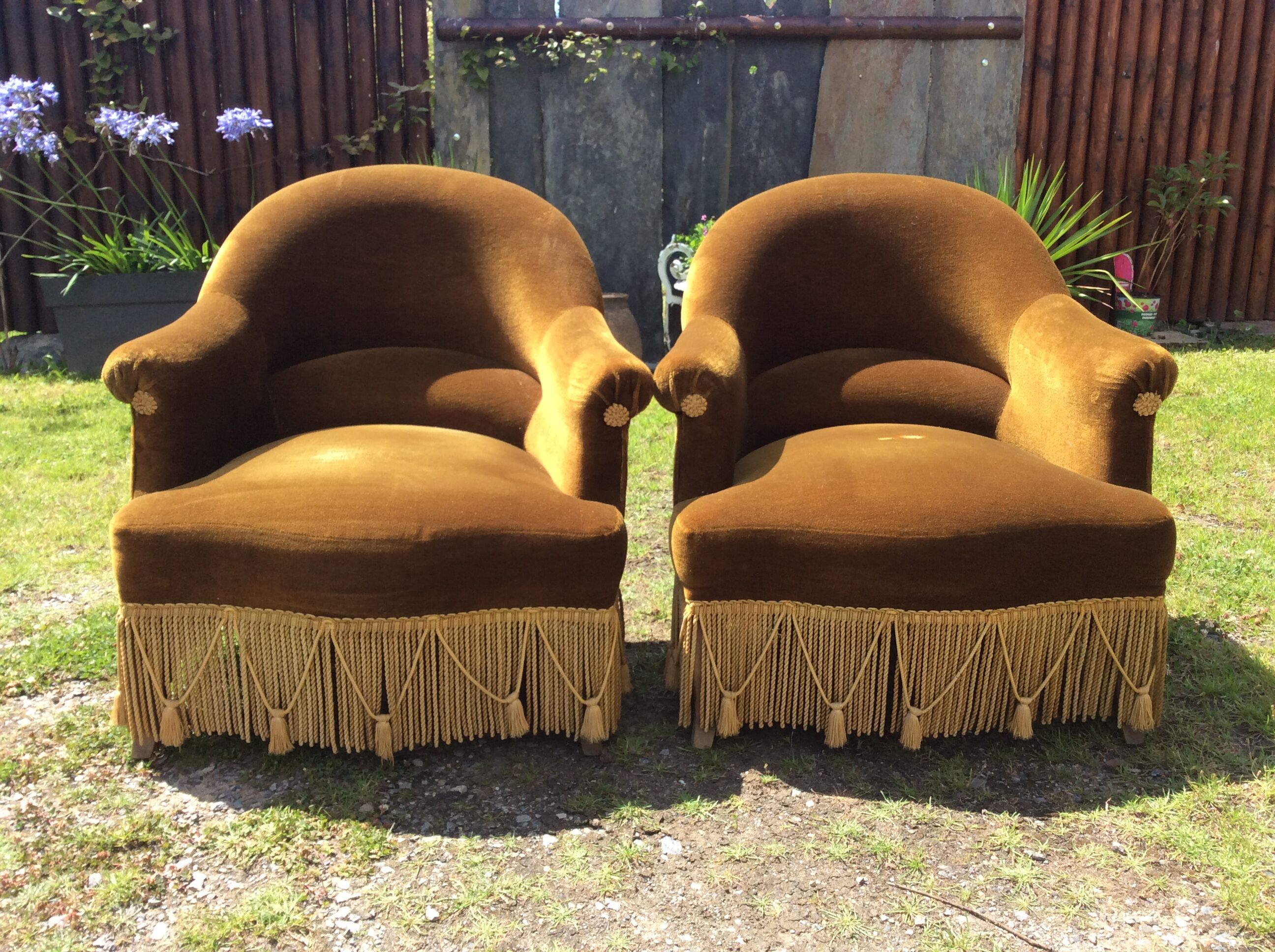 Paire de fauteuils crapauds vintage en velours vert.