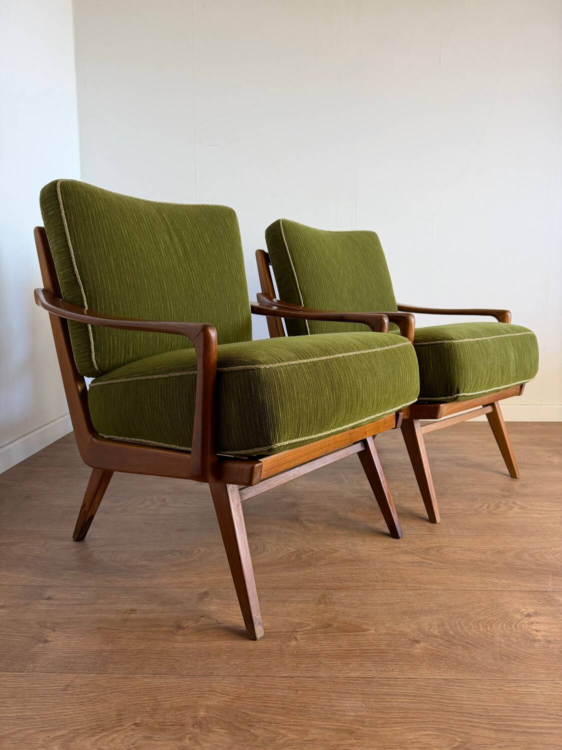 Paire de fauteuils vintage en bois et tissu