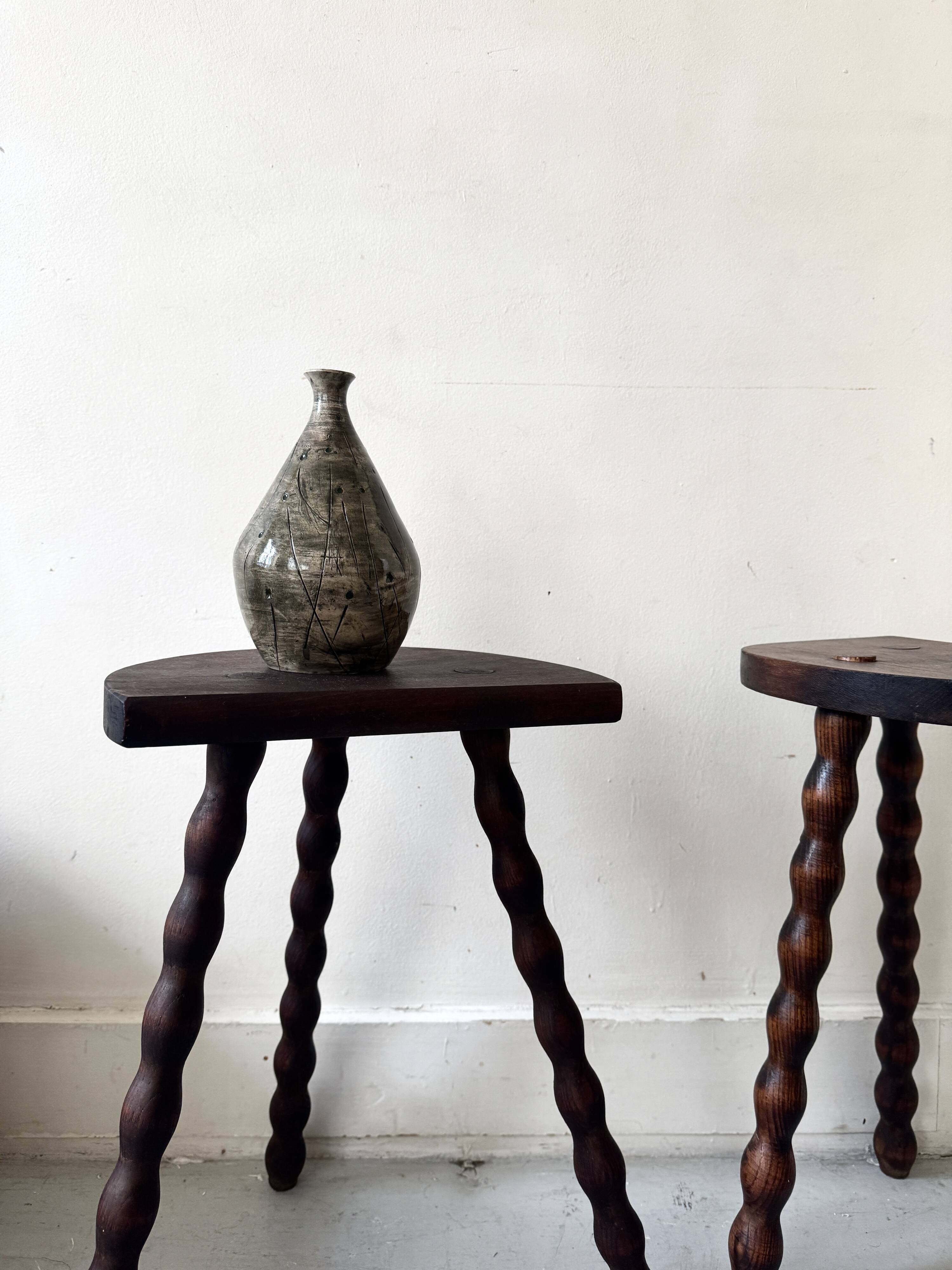 Japandi vase in glazed and incised ceramic, signed with a stamp.