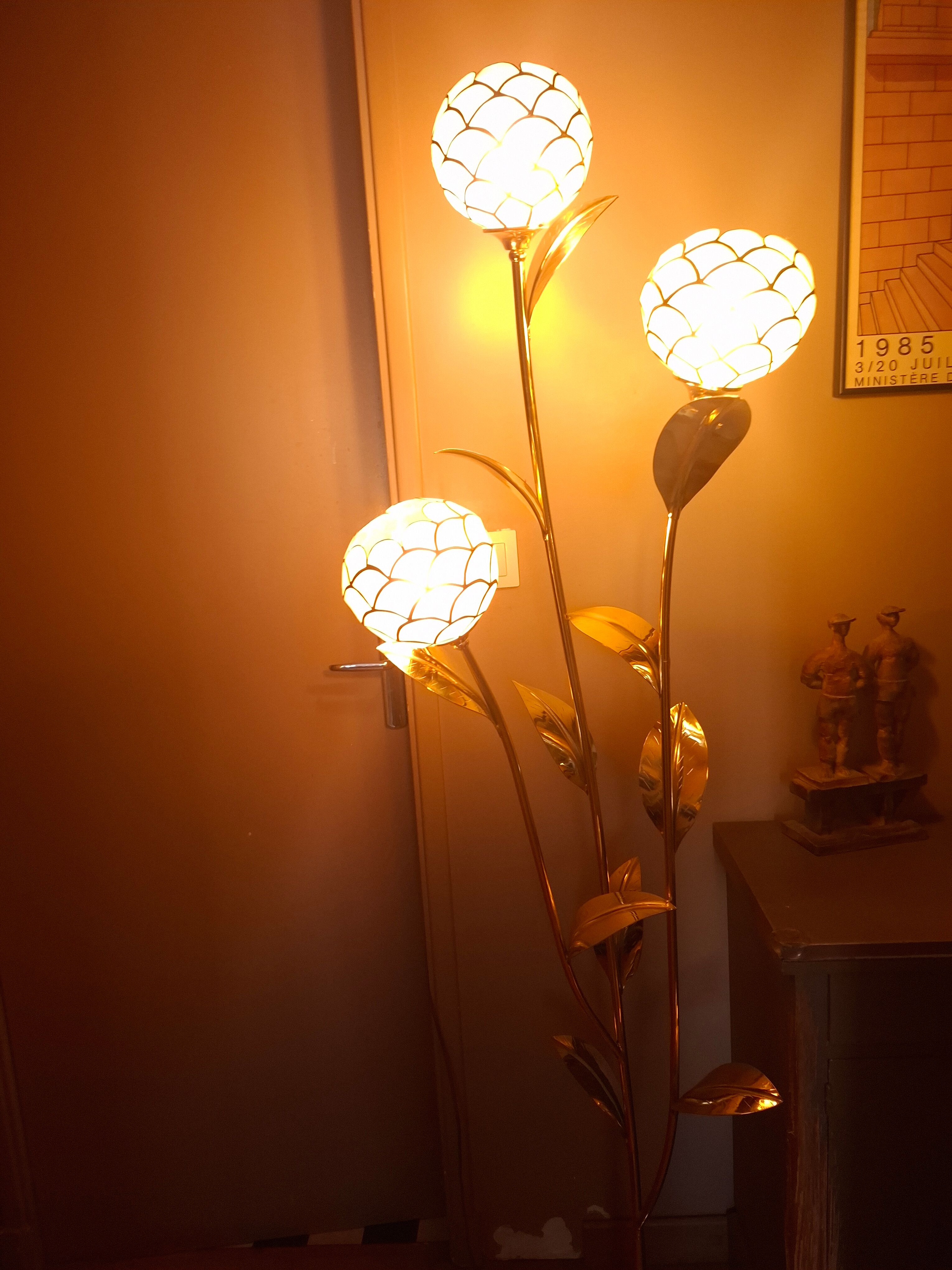 Floral floor lamp in pearlescent Capiz, 1970s.