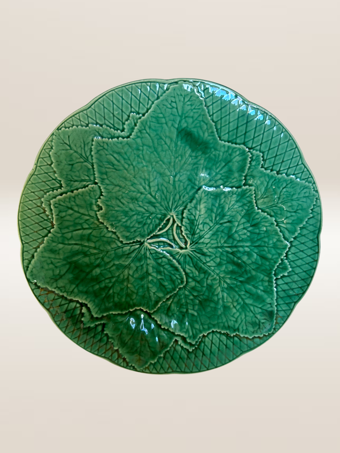 Set of 6 green earthenware dessert plates, vine leaf pattern.