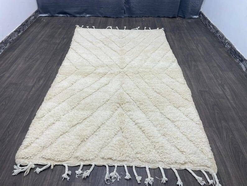 Handcrafted Moroccan rug decorated 250cm x 150cm