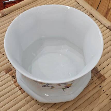 White porcelain pot (cache-pot) with floral patterns from Wunsiedel.