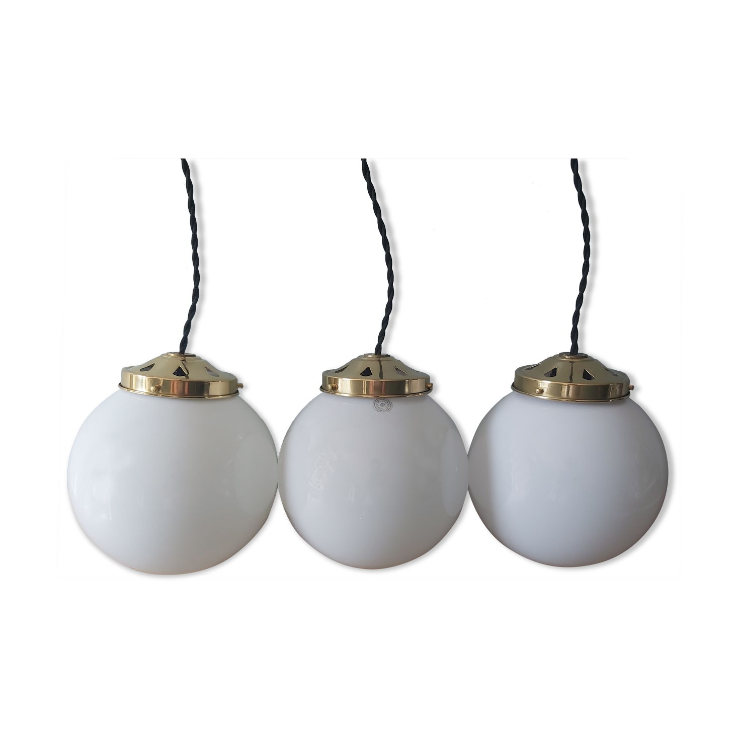 Lot de 3 suspensions art deco avec globe en opaline blanche