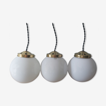 Lot de 3 suspensions art deco avec globe en opaline blanche