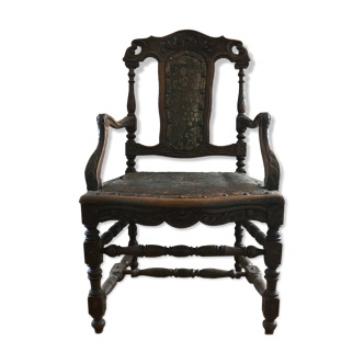 Fauteuil ancien en bois sculpté