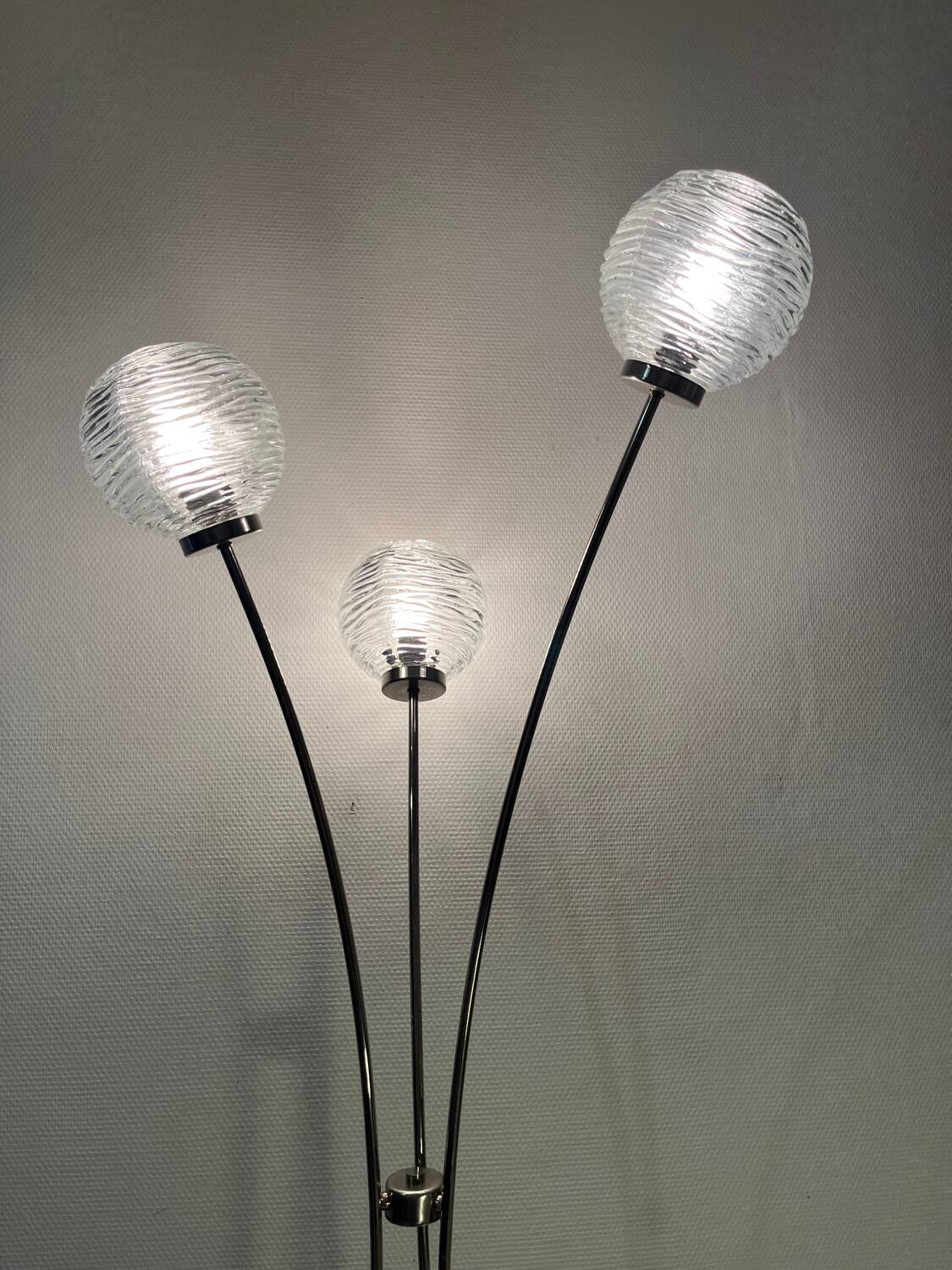 Lampadaire métal socle fonte 3 globes année 80