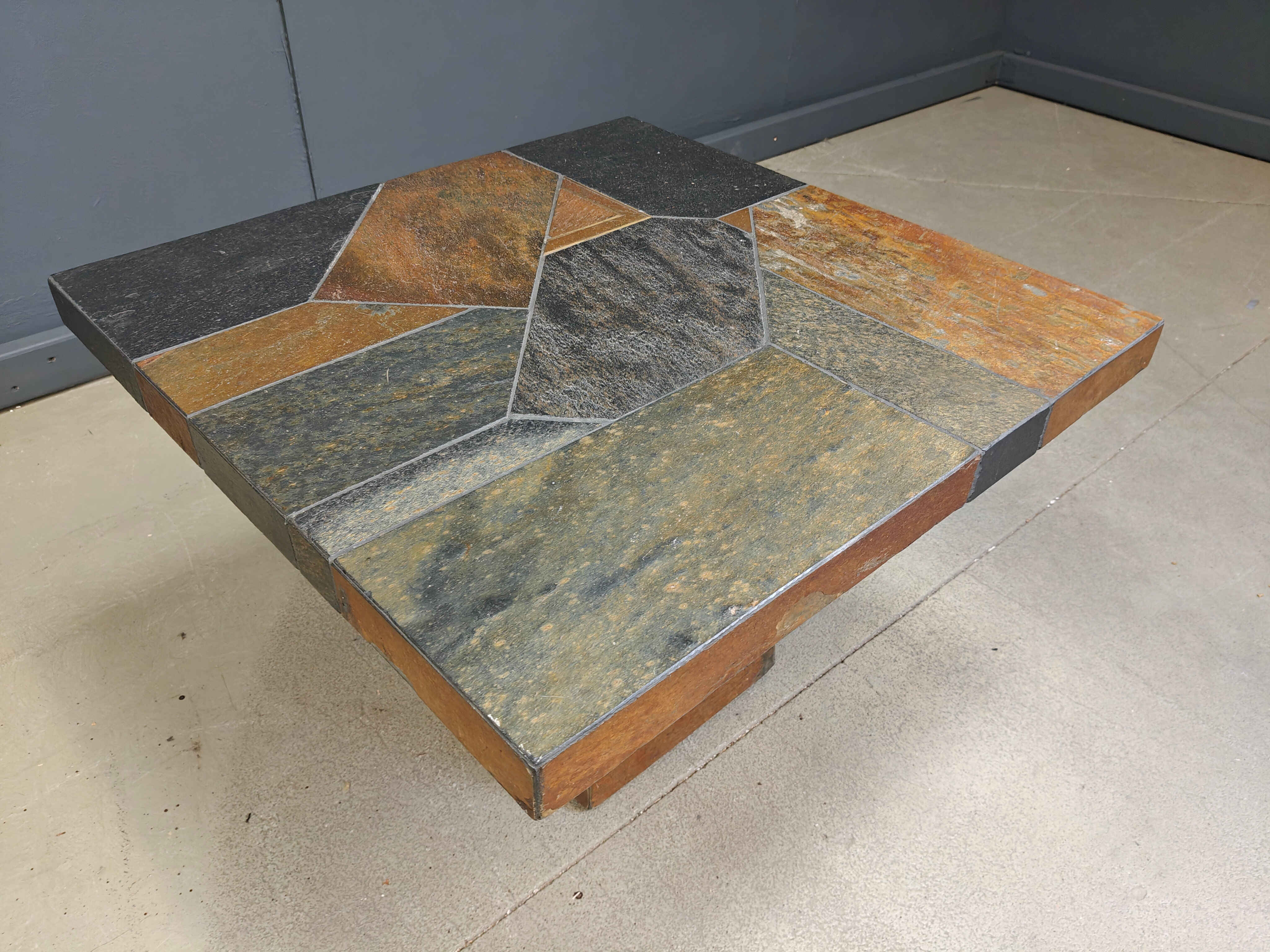 Table basse brutaliste en ardoise, années 1980
