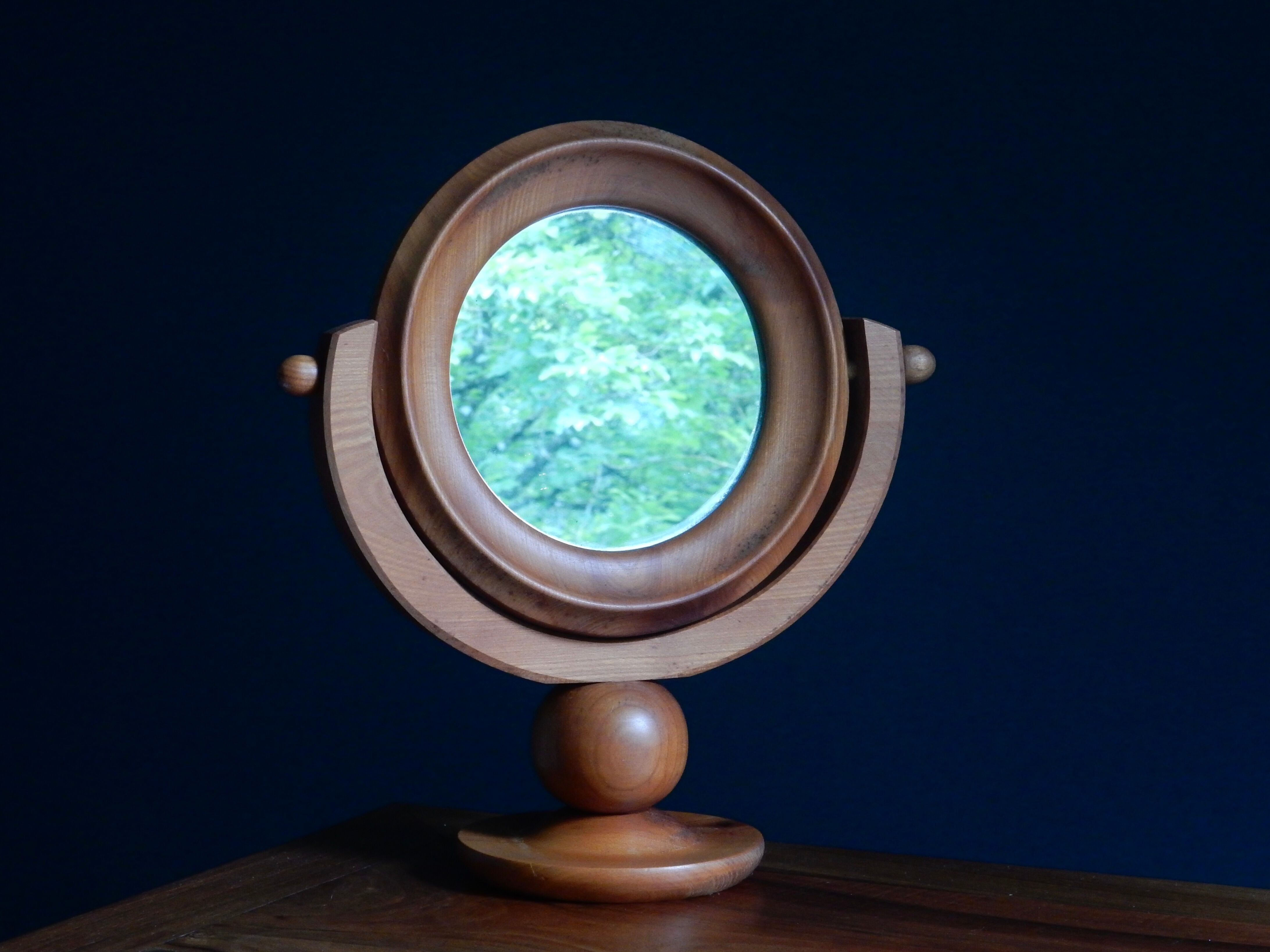 Round mirror psyche of wooden table