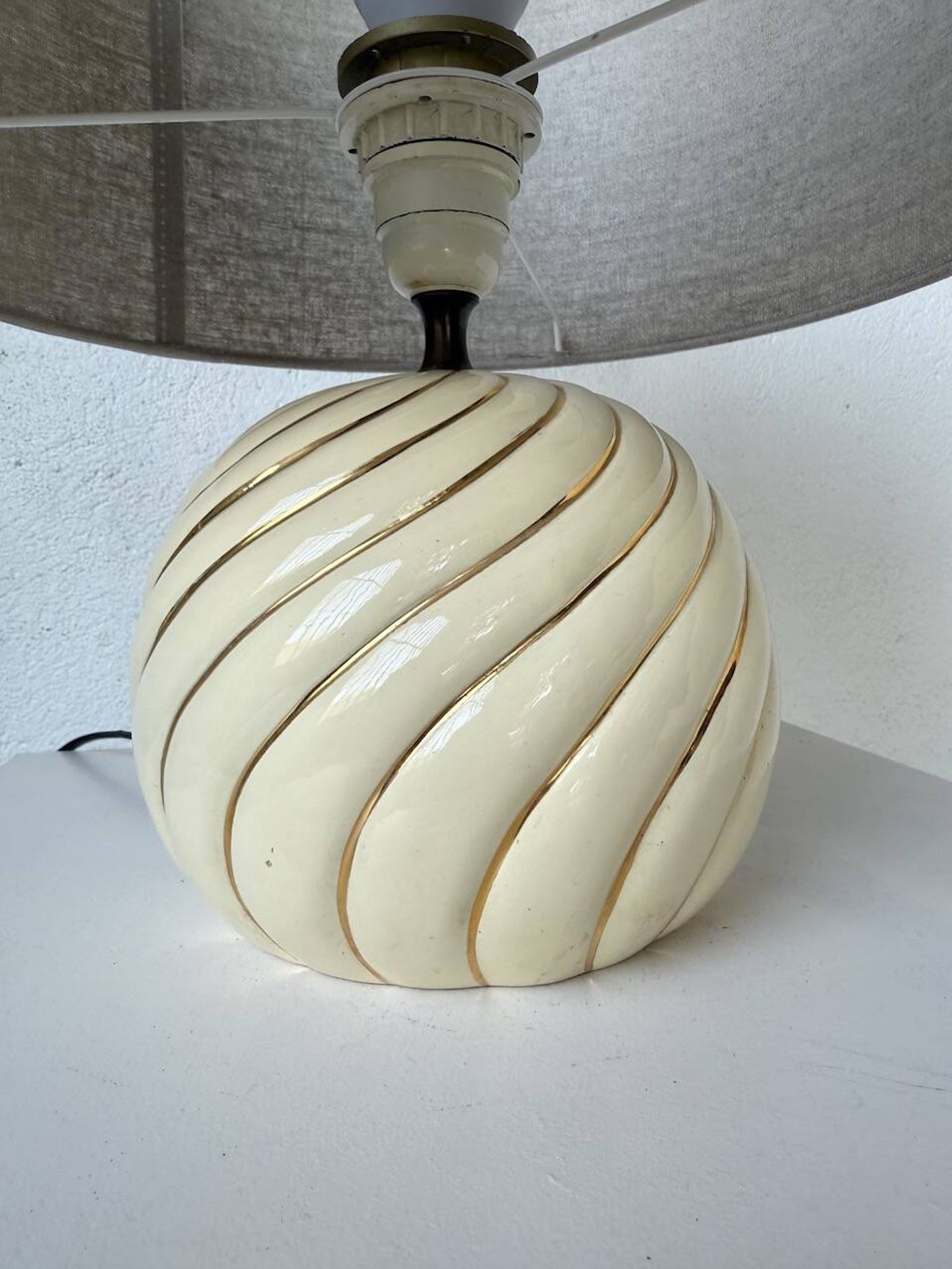 Lampe de table sphérique céramique ivoire et or Barbi