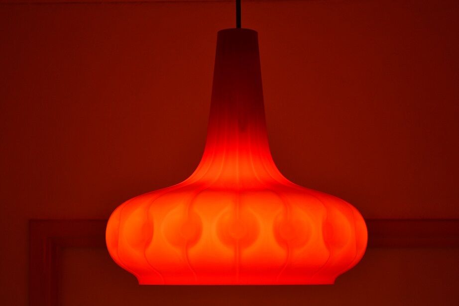 Suspension Putzler en opaline rouge vintage 1970s