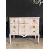 Distressed chest of drawers