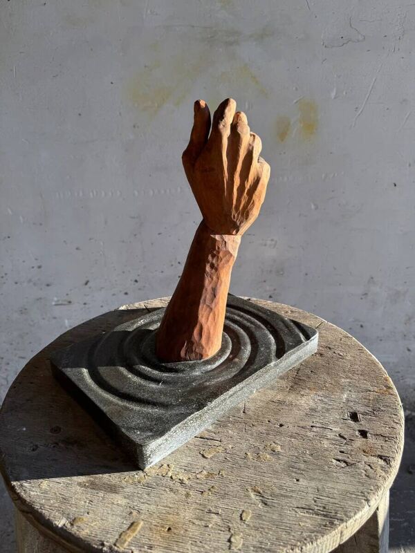 Walter De Buck « Het Hand » — Sculpture de main en bois brun-rouge sur socle en béton gris foncé (1980)
