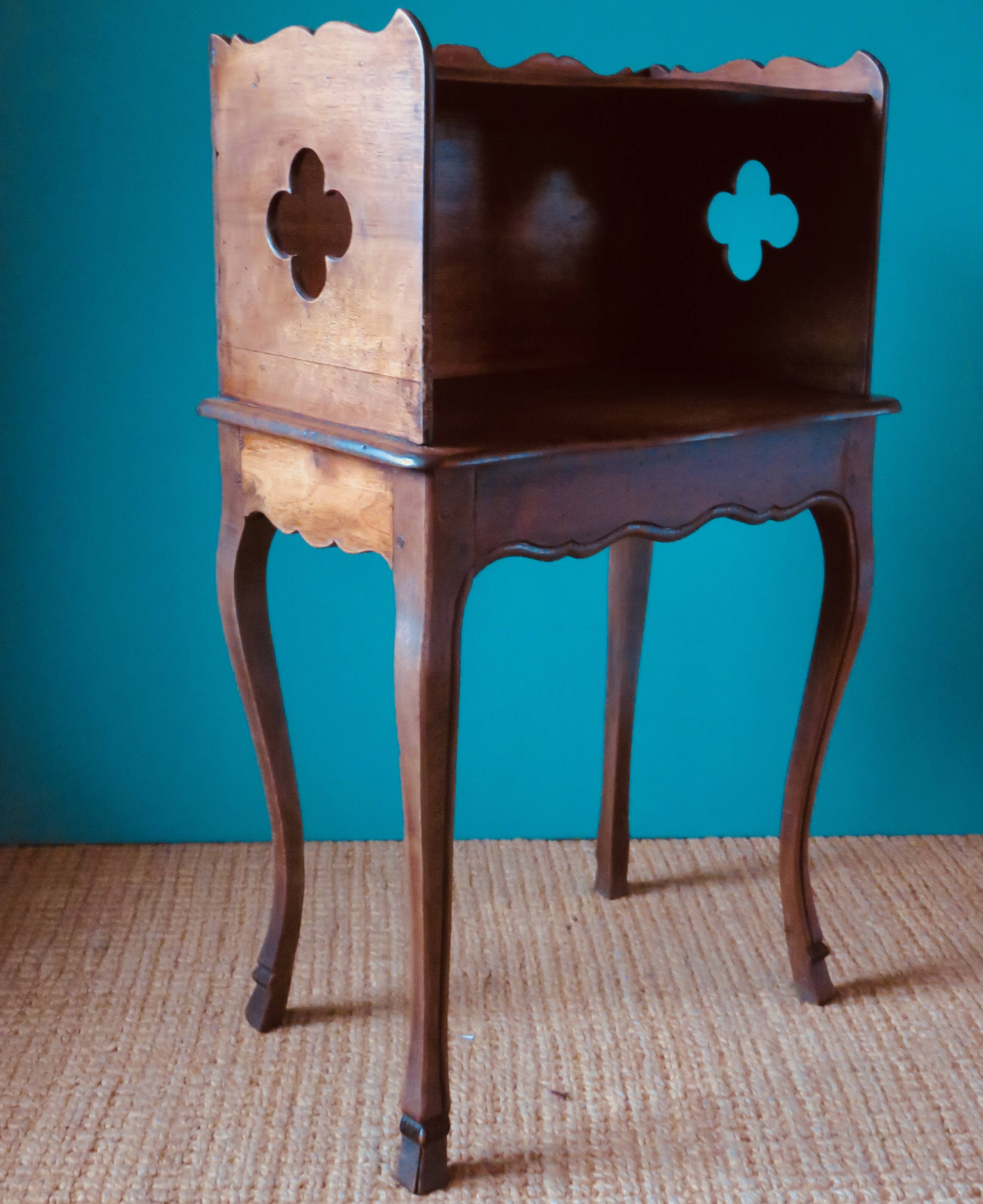 Hazelnut dressing table in the Louis XV style. Late 19th century France, rustic construction.