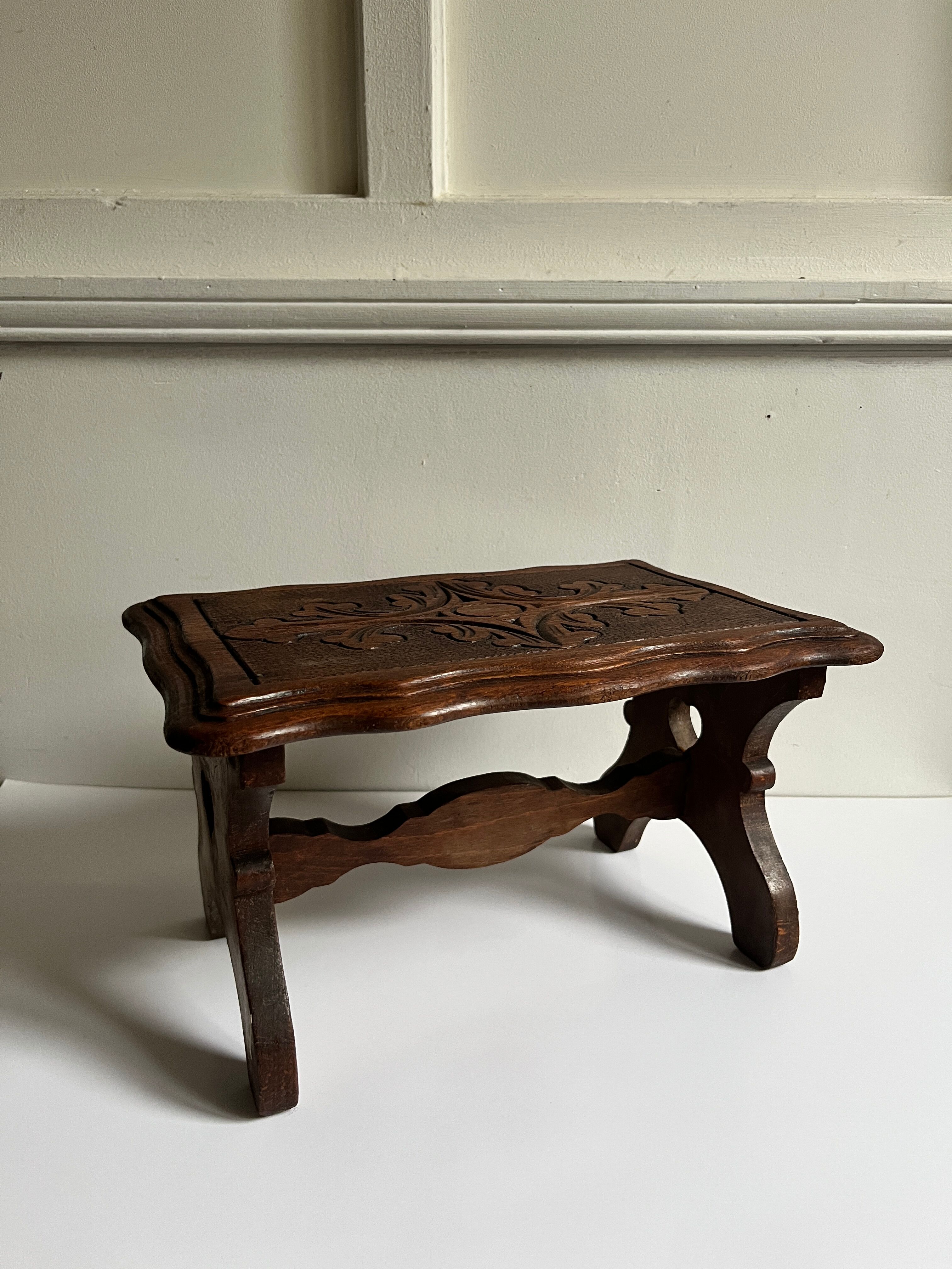Marche pieds en bois sculpté
