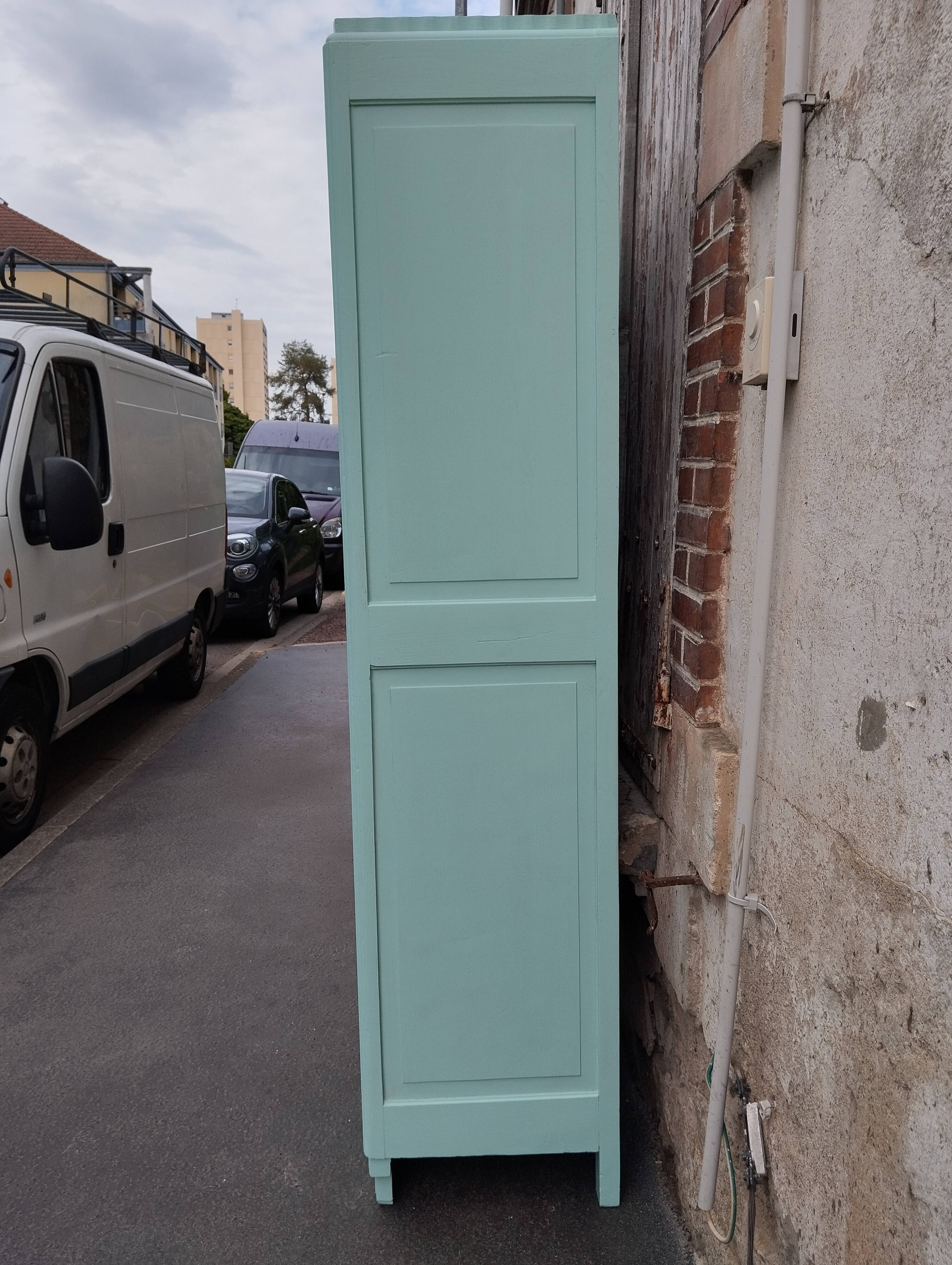 Parisian showcase cabinet year 30