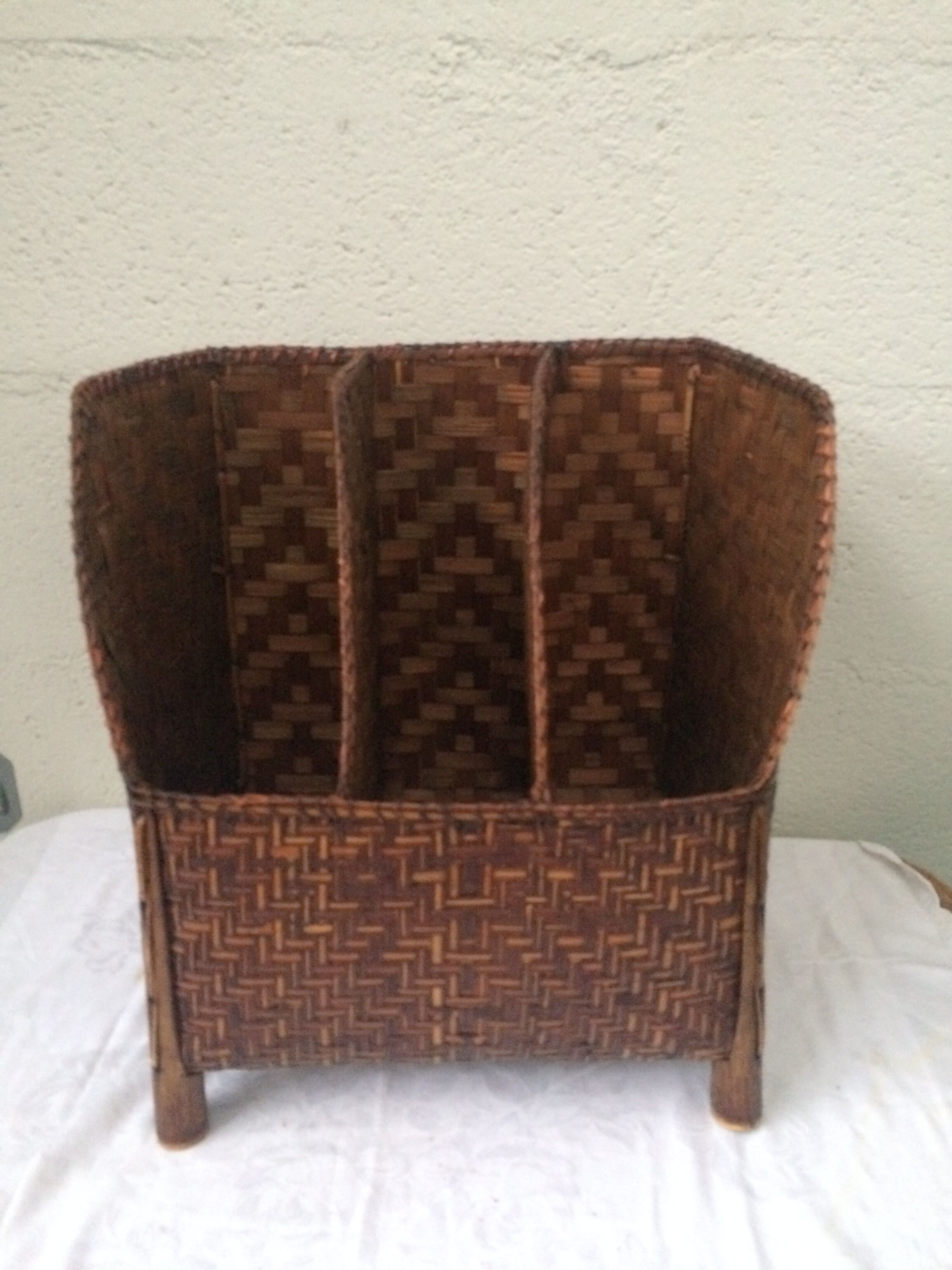 Put documents in two-tone braided bamboo 3 compartments vintage 1970