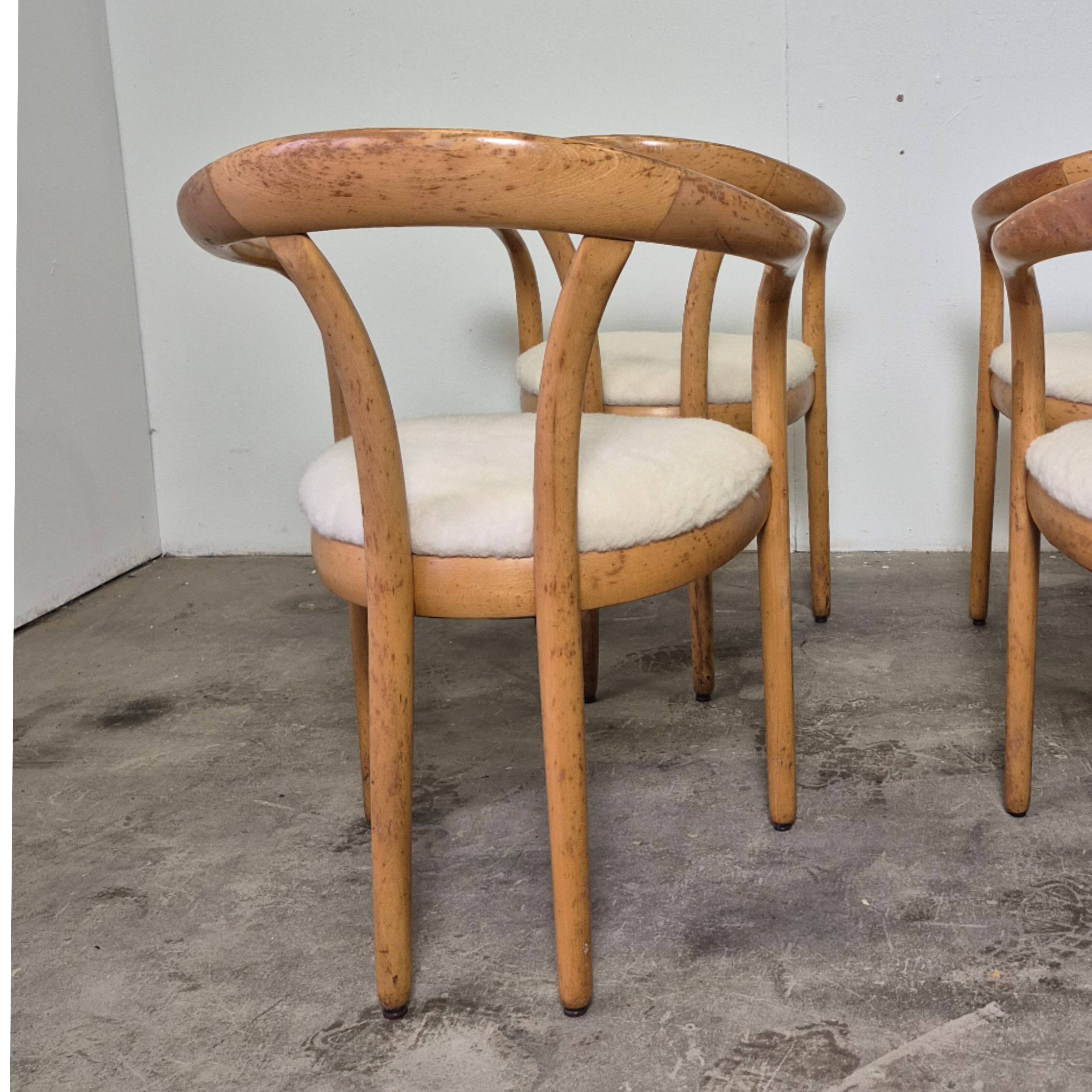Ensemble de 4 chaises de salle à manger en bois et laine, Italie années 1970.