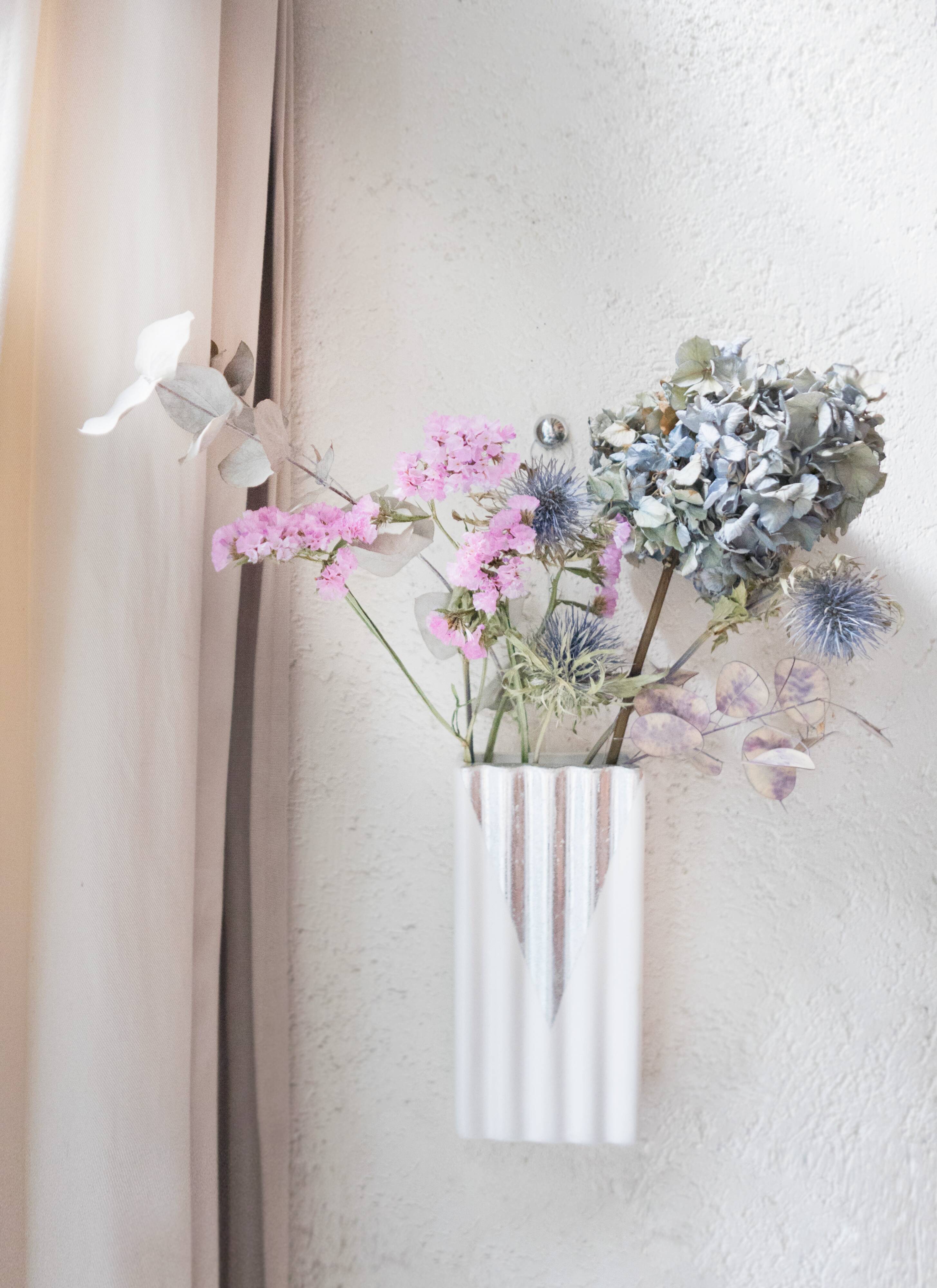 "V" - Wall-mounted vase - Signed piece