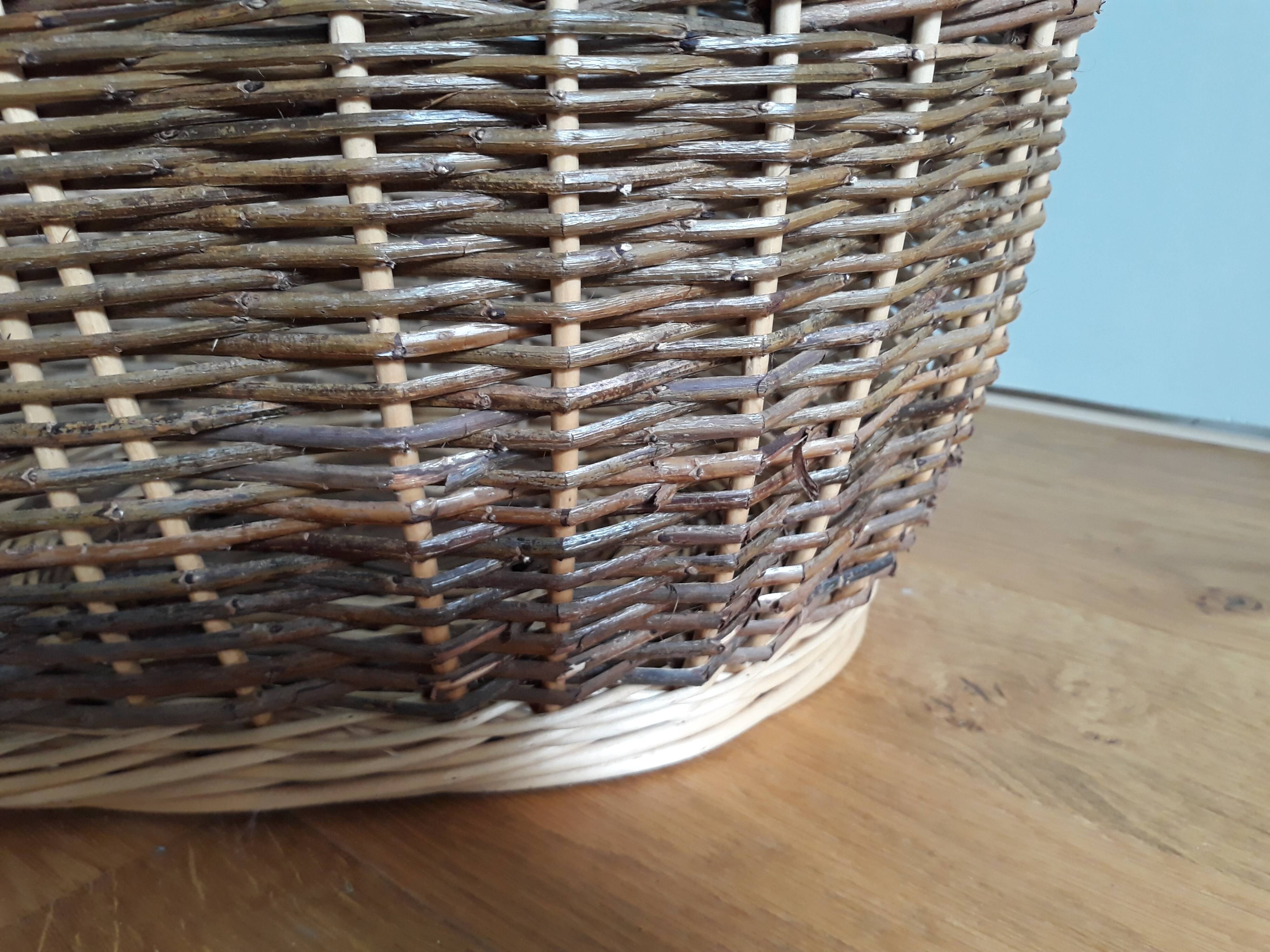 Very large oval laundry basket in two-tone braided wicker with handles