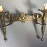 Applies two fires and fleur-de-lys in hammered wrought iron and patina in the old way in the medieval taste