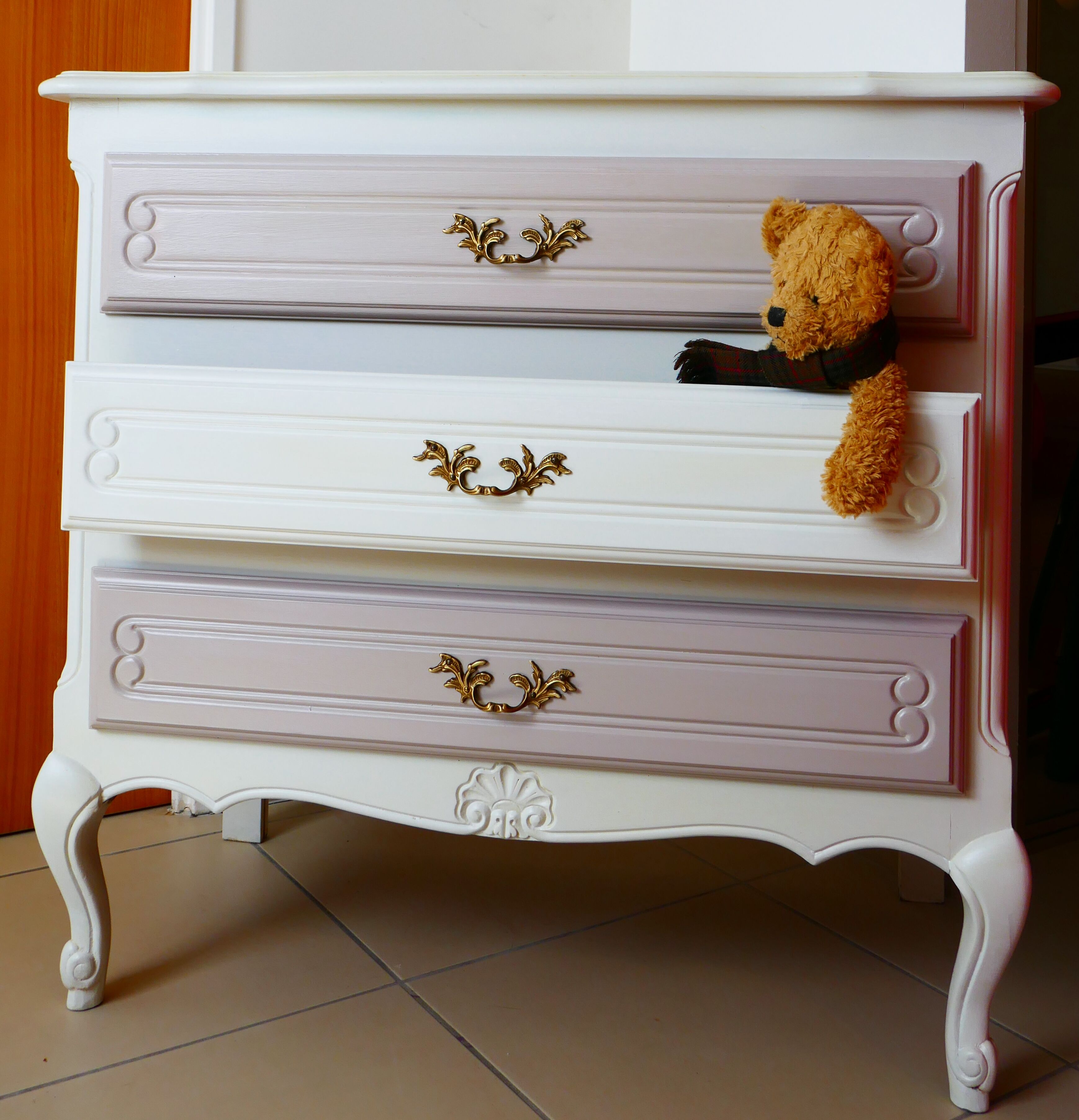 Dresser to the pastel colors and soft