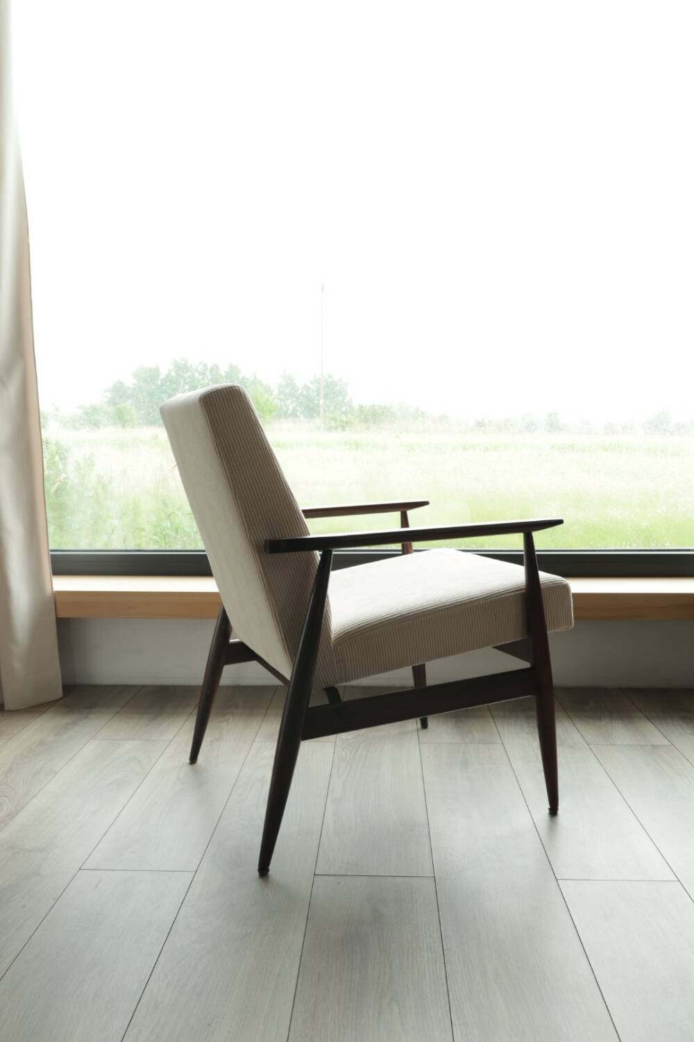 Fauteuil scandinave classique en velours côtelé beige, bois de noyer