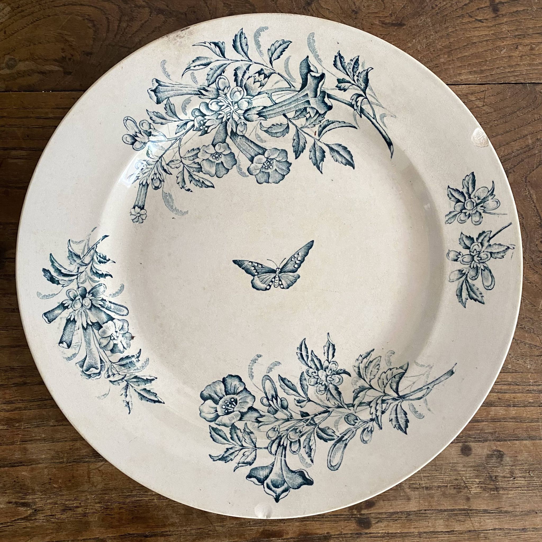 Plat rond terre de fer Badonviller "Jasmin" papillon