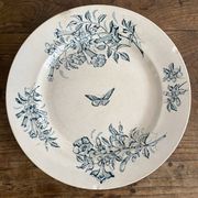 Plat rond terre de fer Badonviller "Jasmin" papillon