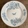 Plat rond terre de fer Badonviller "Jasmin" papillon