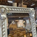 Miroir patiné beige avec des têtes de femme