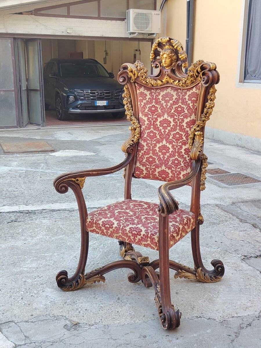 Un trône ou fauteuil d'apparat imposant , en bois sculpté XIX siecle