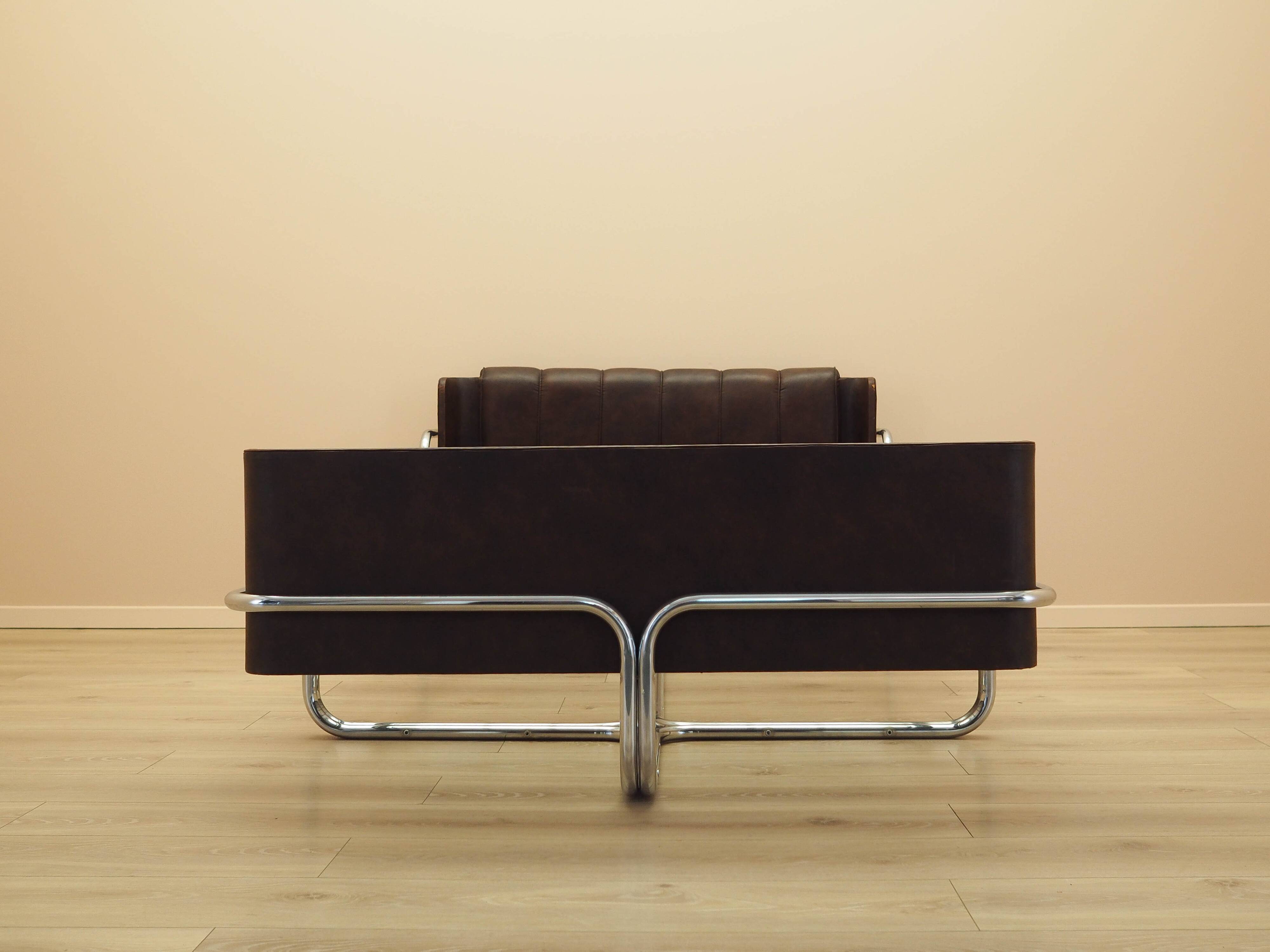Bedroom bed, Italian design, 1980s, production: Italy