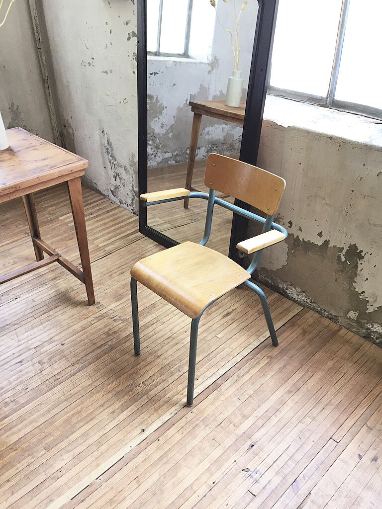 Master chair with armrests