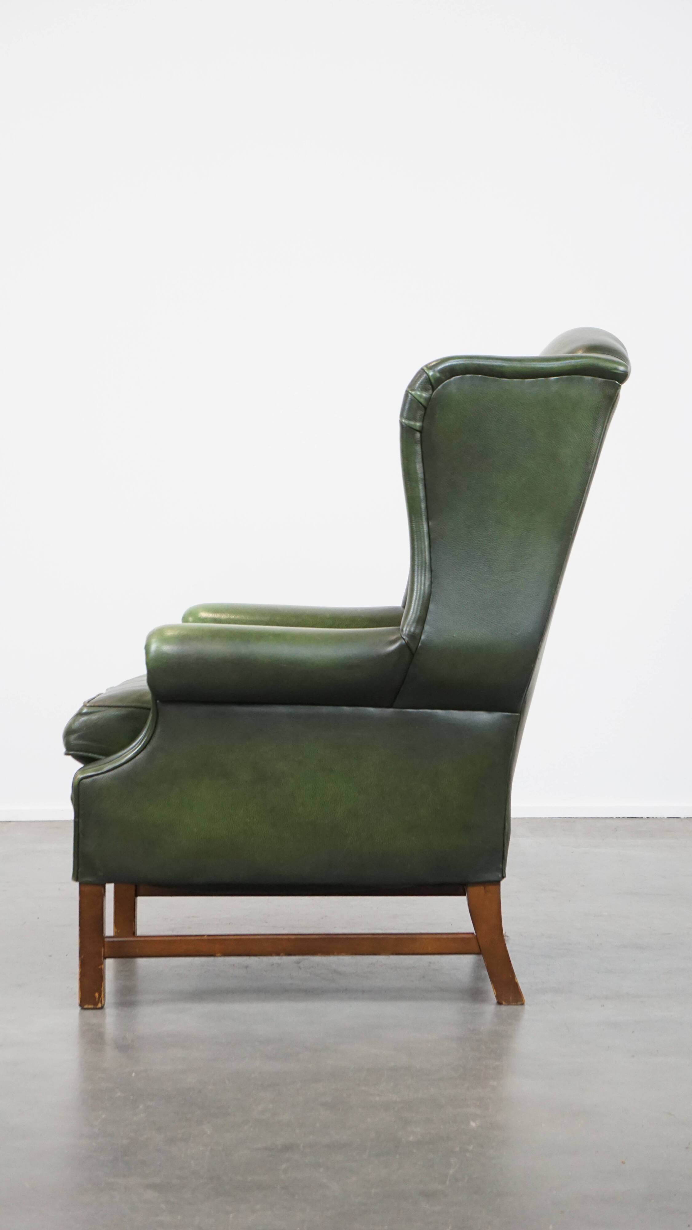Fauteuil à oreilles Chesterfield anglais en cuir de vache vert avec une assise confortable