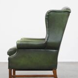 Fauteuil à oreilles Chesterfield anglais en cuir de vache vert avec une assise confortable