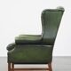 Fauteuil à oreilles Chesterfield anglais en cuir de vache vert avec une assise confortable